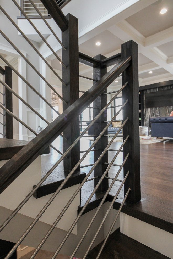 Idée de décoration pour un grand escalier design en U avec des marches en bois, des contremarches en bois et un garde-corps en matériaux mixtes.