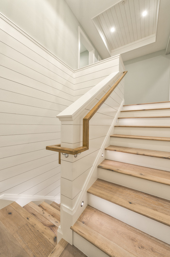 Идея дизайна: п-образная деревянная лестница среднего размера с деревянными ступенями и деревянными перилами