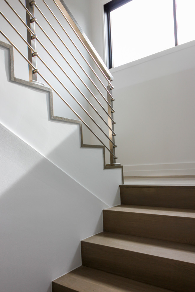 Пример оригинального дизайна: п-образная деревянная лестница среднего размера в стиле модернизм с деревянными ступенями и металлическими перилами