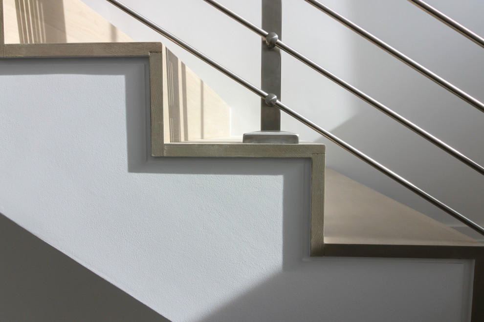 Ispirazione per una scala a "U" minimalista di medie dimensioni con pedata in legno, alzata in legno e parapetto in metallo