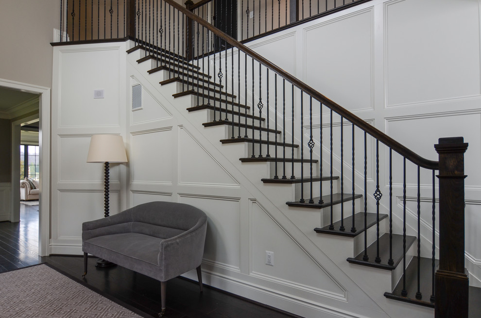 Imagen de escalera recta clásica de tamaño medio con escalones de madera y contrahuellas de madera pintada