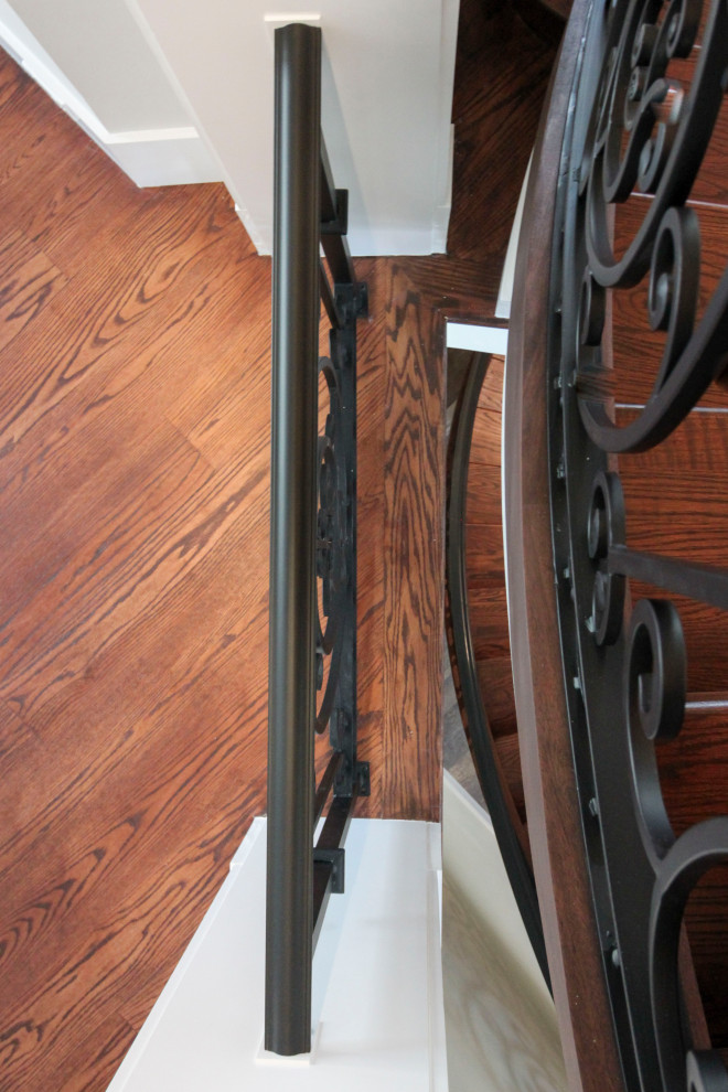 Gewendelte, Geräumige Klassische Holztreppe mit Holz-Setzstufen und Stahlgeländer in Washington, D.C.