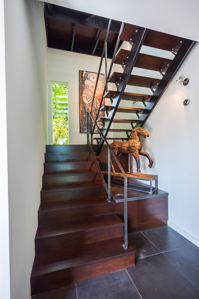Foto de escalera en U actual de tamaño medio sin contrahuella con escalones de madera