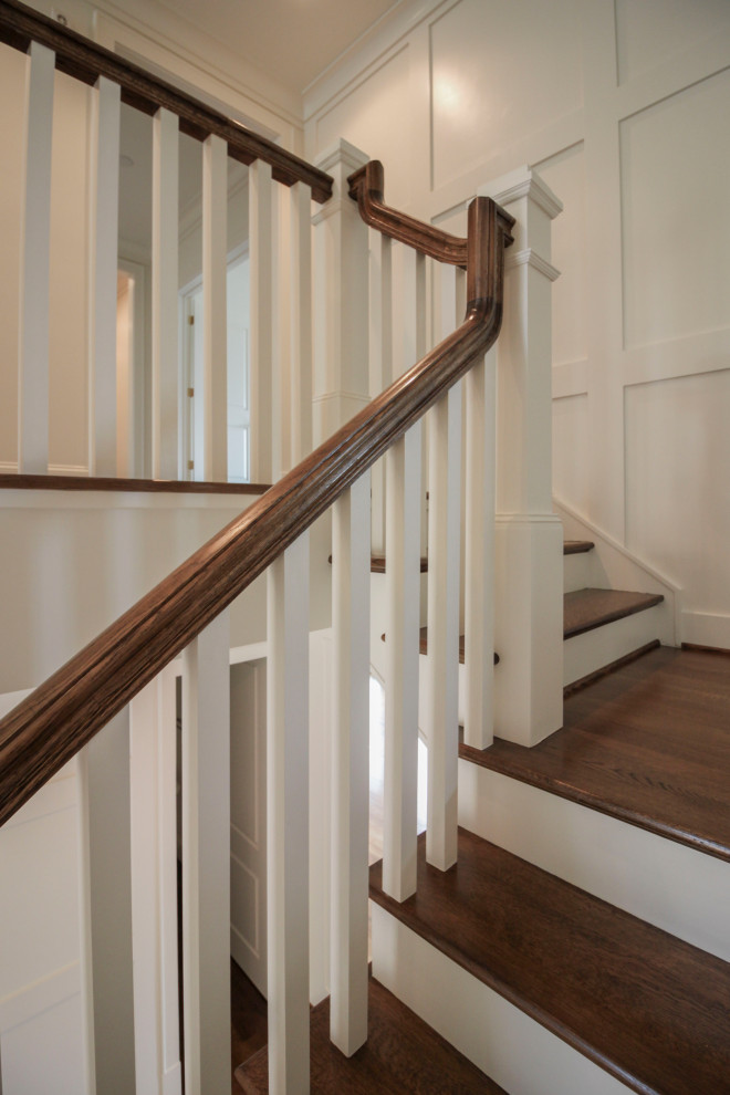 Große Klassische Treppe in U-Form mit Holz-Setzstufen und vertäfelten Wänden in Washington, D.C.