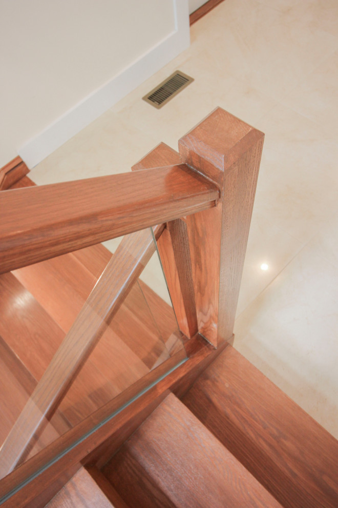 Idéer för mellanstora funkis flytande trappor i trä, med räcke i glas