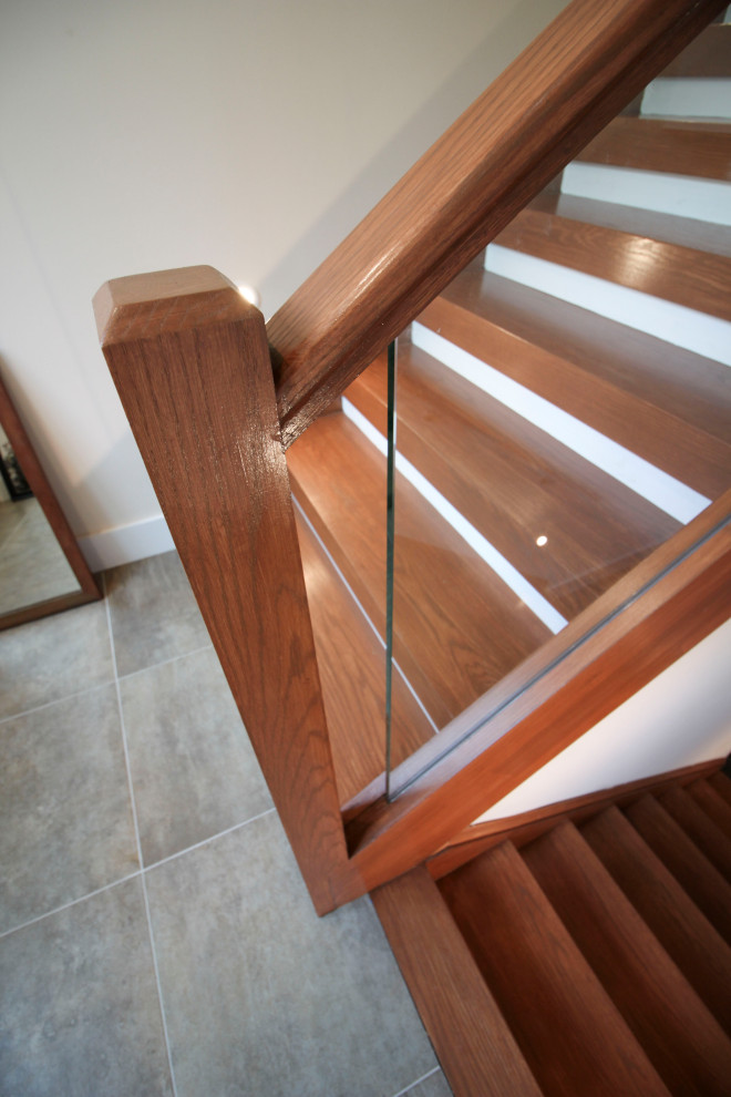 Modelo de escalera suspendida minimalista de tamaño medio con escalones de madera, barandilla de vidrio y panelado