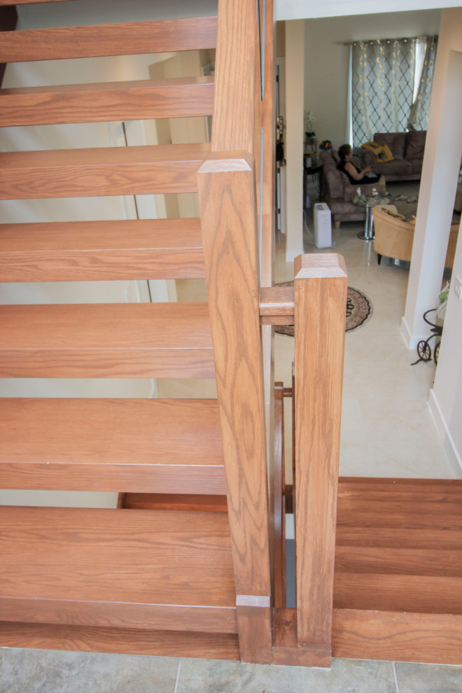 Idée de décoration pour un escalier flottant minimaliste de taille moyenne avec des marches en bois, un garde-corps en verre et du lambris.