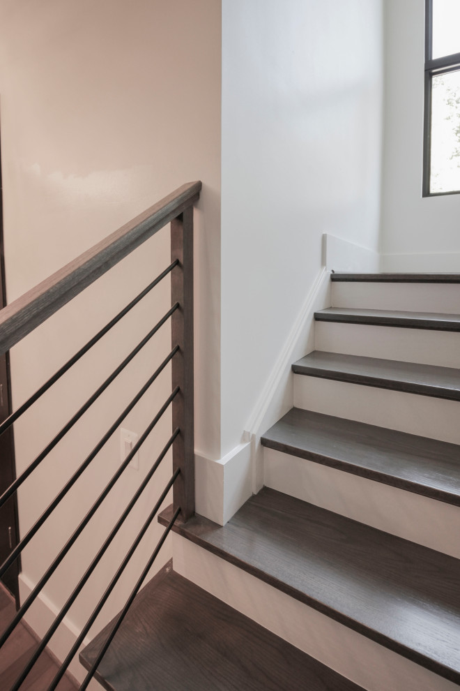 Источник вдохновения для домашнего уюта: п-образная деревянная лестница среднего размера в стиле неоклассика (современная классика) с деревянными ступенями, металлическими перилами и панелями на части стены