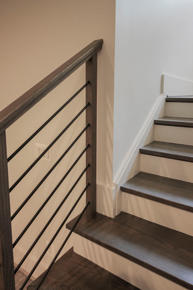 Свежая идея для дизайна: п-образная деревянная лестница среднего размера в стиле неоклассика (современная классика) с деревянными ступенями, металлическими перилами и панелями на части стены - отличное фото интерьера