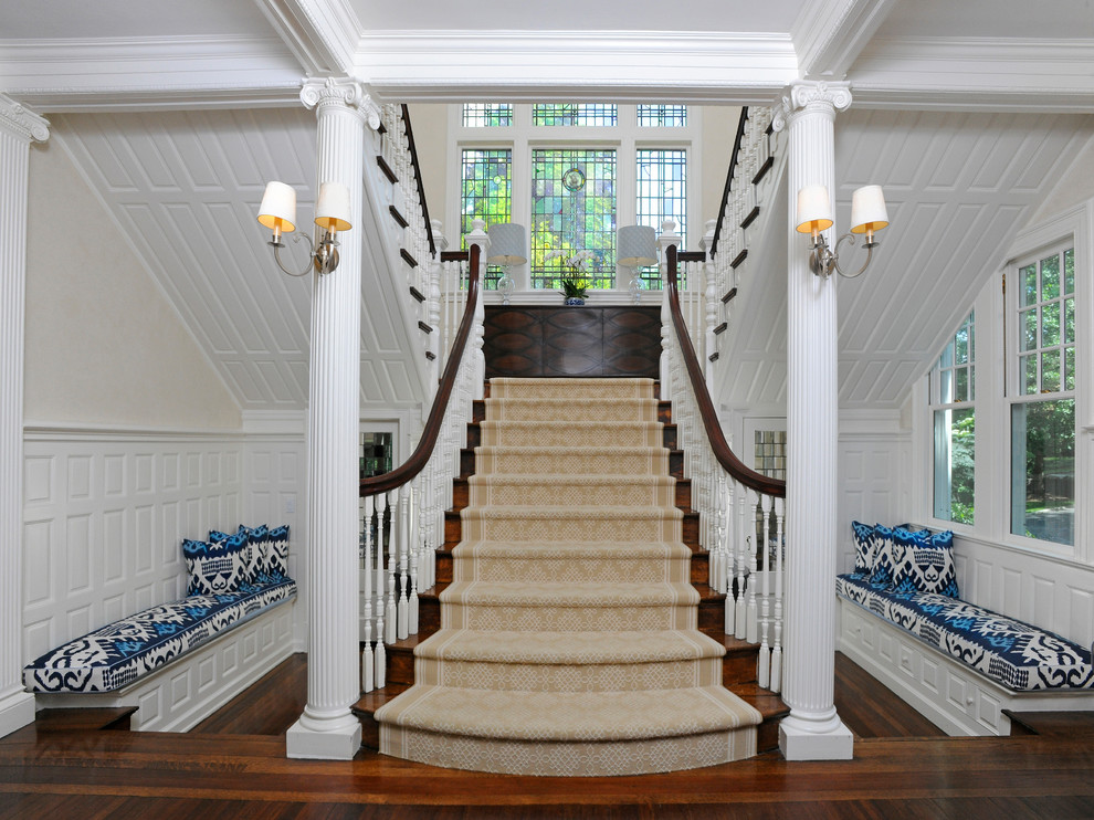 Klassische Treppe mit Holz-Setzstufen in New York
