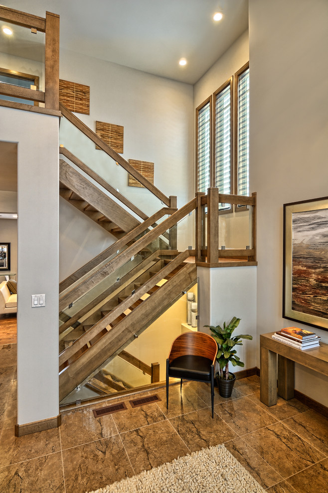 Источник вдохновения для домашнего уюта: п-образная лестница в стиле неоклассика (современная классика) с деревянными ступенями без подступенок
