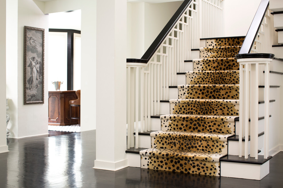 Foto de escalera en U clásica con escalones de madera y contrahuellas de madera pintada