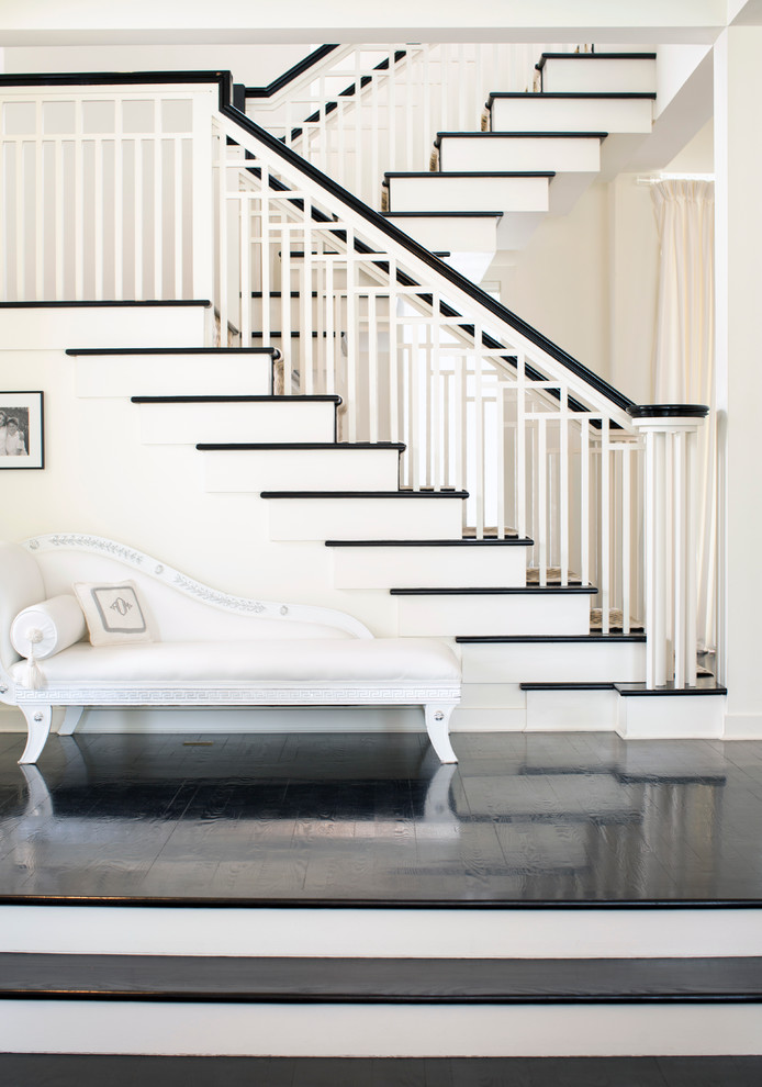 Idées déco pour un escalier peint classique en U avec des marches en bois et palier.