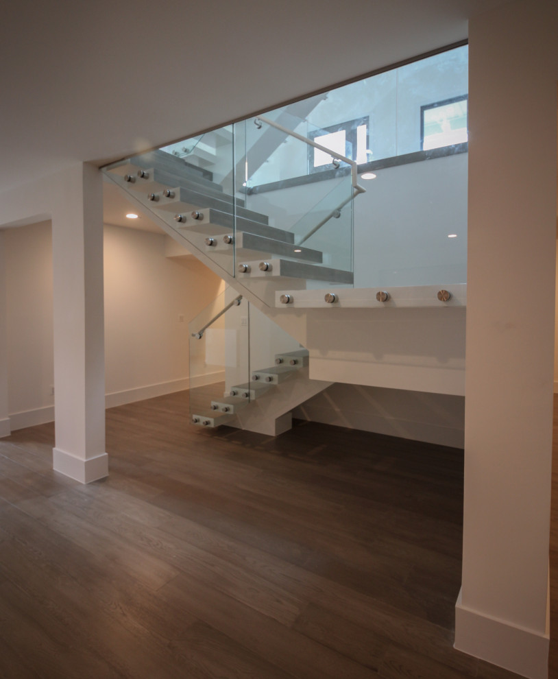 Modelo de escalera suspendida minimalista extra grande con escalones de madera y barandilla de vidrio