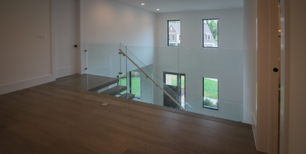 Modelo de escalera suspendida moderna extra grande con escalones de madera y barandilla de vidrio