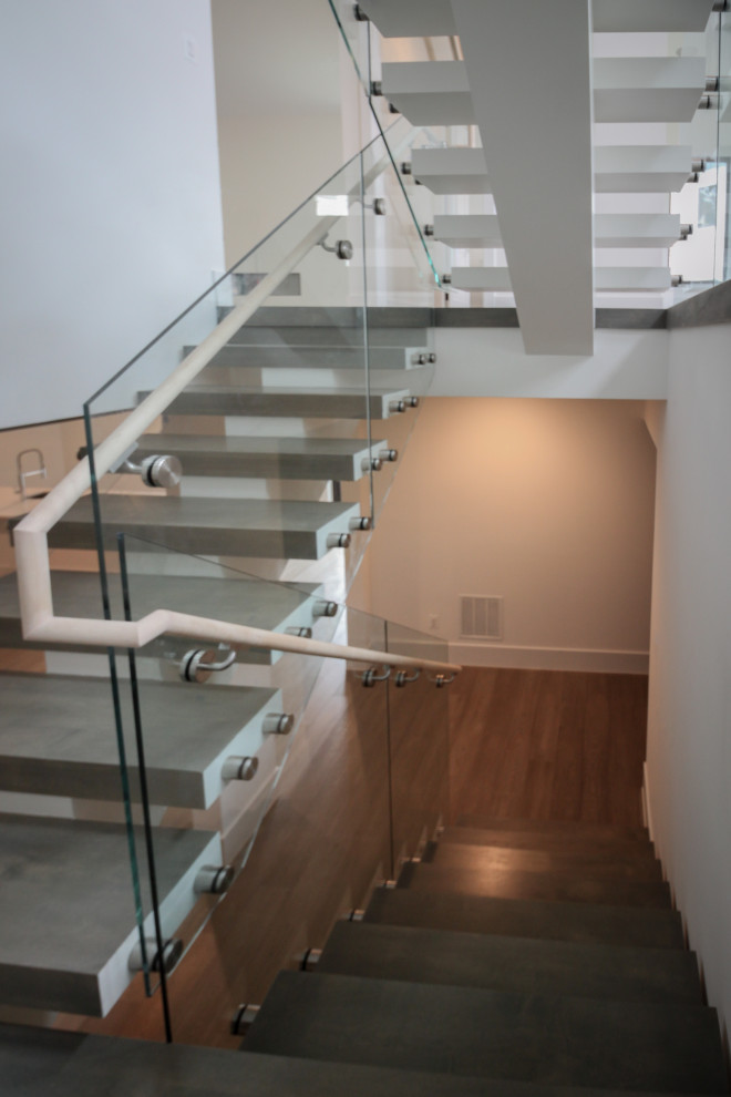 Modelo de escalera suspendida minimalista extra grande con escalones de madera y barandilla de vidrio