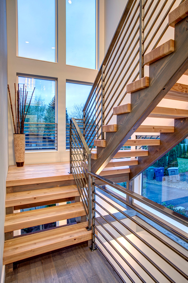 На фото: п-образная лестница среднего размера в современном стиле с деревянными ступенями без подступенок с