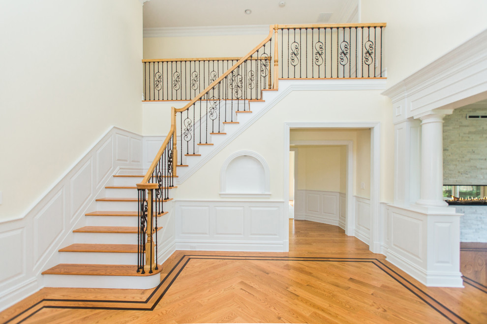 Cette image montre un escalier peint traditionnel en L de taille moyenne avec des marches en bois et un garde-corps en matériaux mixtes.