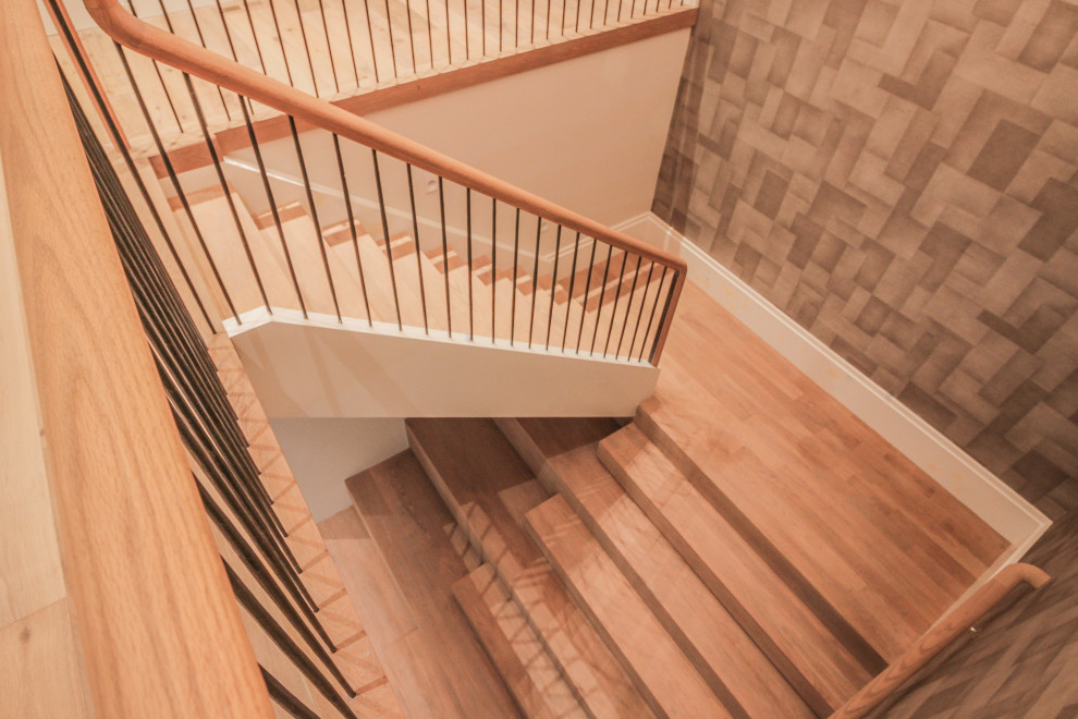 Источник вдохновения для домашнего уюта: большая п-образная деревянная лестница в стиле модернизм с деревянными ступенями, металлическими перилами и обоями на стенах