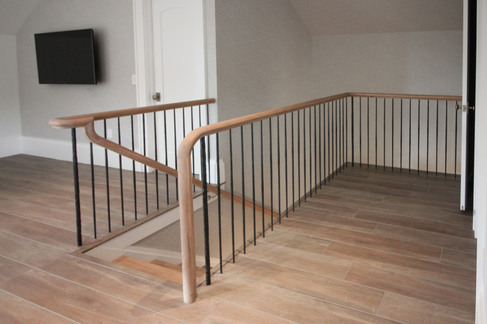 Пример оригинального дизайна: большая п-образная деревянная лестница в стиле модернизм с деревянными ступенями, металлическими перилами и обоями на стенах
