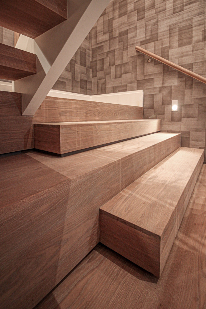 Свежая идея для дизайна: большая п-образная деревянная лестница в стиле модернизм с деревянными ступенями, металлическими перилами и обоями на стенах - отличное фото интерьера