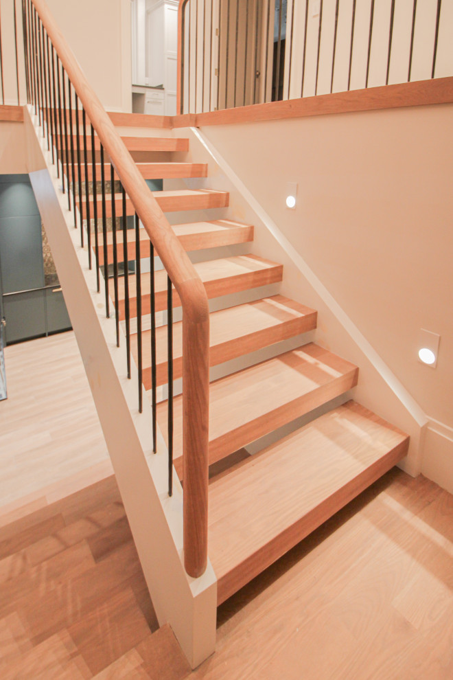 Große Moderne Holztreppe in U-Form mit Holz-Setzstufen, Stahlgeländer und Tapetenwänden in Washington, D.C.
