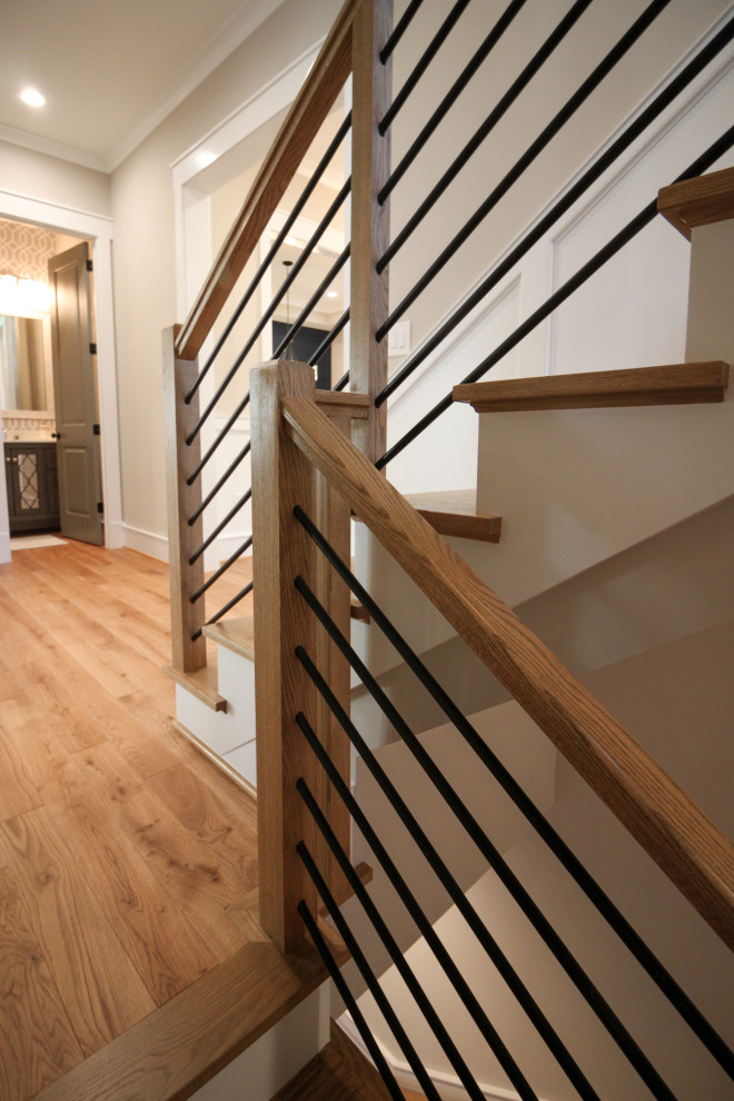 Modelo de escalera en U retro pequeña con escalones de madera, contrahuellas de madera pintada y barandilla de varios materiales