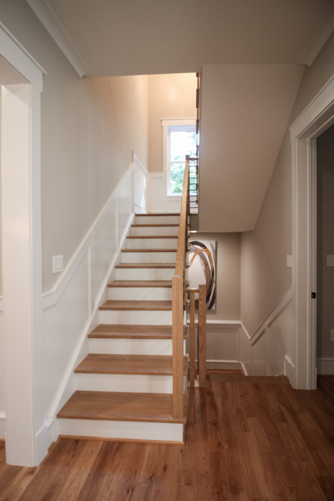 На фото: маленькая п-образная лестница в стиле ретро с деревянными ступенями, крашенными деревянными подступенками и перилами из смешанных материалов для на участке и в саду с
