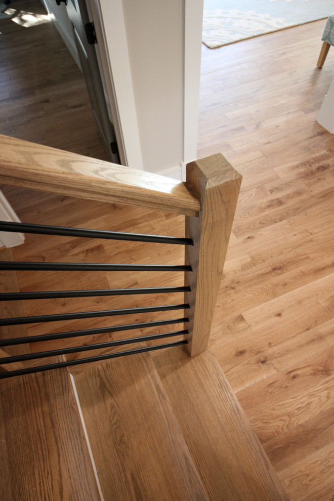 Modelo de escalera en U retro pequeña con escalones de madera, contrahuellas de madera pintada y barandilla de varios materiales