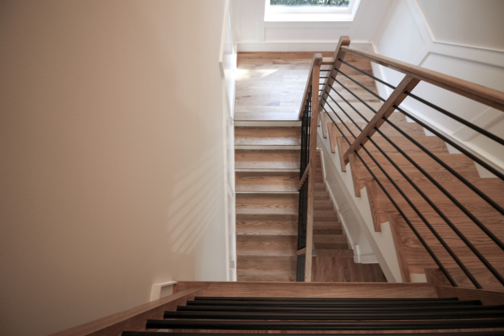 Foto de escalera en U retro pequeña con escalones de madera, contrahuellas de madera pintada y barandilla de varios materiales