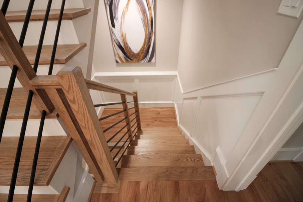 Diseño de escalera en U retro pequeña con escalones de madera, contrahuellas de madera pintada y barandilla de varios materiales