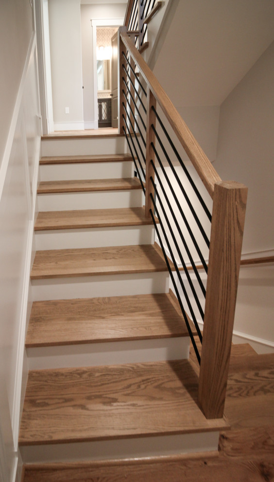Идея дизайна: маленькая п-образная лестница в стиле ретро с деревянными ступенями, крашенными деревянными подступенками и перилами из смешанных материалов для на участке и в саду