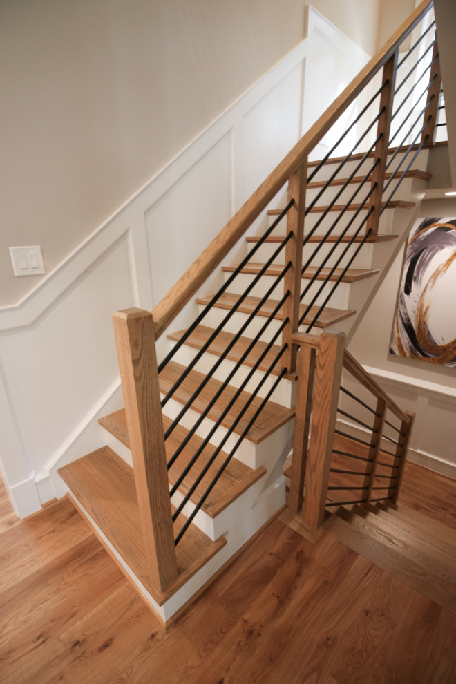 Diseño de escalera en U vintage pequeña con escalones de madera, contrahuellas de madera pintada y barandilla de varios materiales
