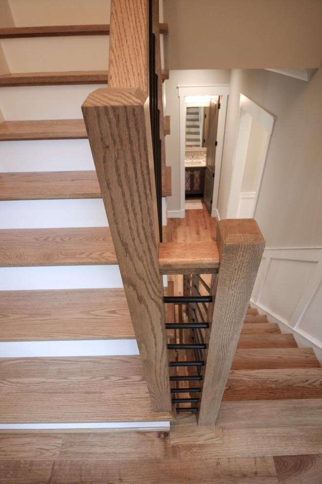 Inspiration pour un petit escalier peint vintage en U avec des marches en bois et un garde-corps en matériaux mixtes.