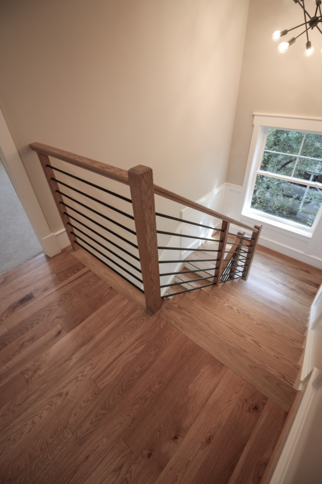 Стильный дизайн: маленькая п-образная лестница в стиле ретро с деревянными ступенями, крашенными деревянными подступенками и перилами из смешанных материалов для на участке и в саду - последний тренд