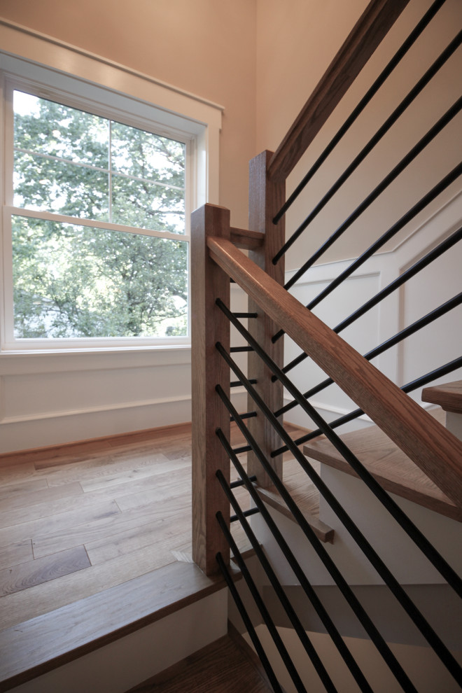 Пример оригинального дизайна: маленькая п-образная лестница в стиле ретро с деревянными ступенями, крашенными деревянными подступенками и перилами из смешанных материалов для на участке и в саду