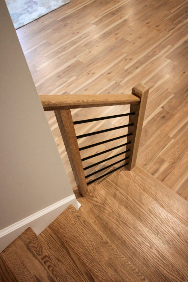 Ejemplo de escalera en U retro pequeña con escalones de madera, contrahuellas de madera pintada y barandilla de varios materiales