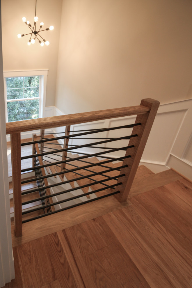 Foto de escalera en U retro pequeña con escalones de madera, contrahuellas de madera pintada y barandilla de varios materiales