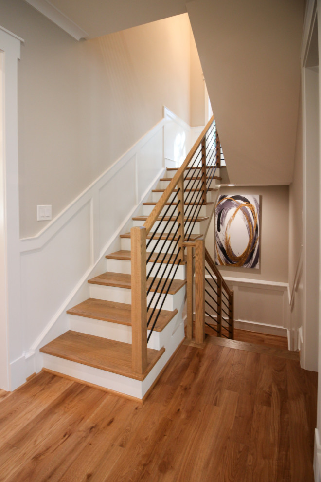 На фото: маленькая п-образная лестница в стиле ретро с деревянными ступенями, крашенными деревянными подступенками и перилами из смешанных материалов для на участке и в саду с