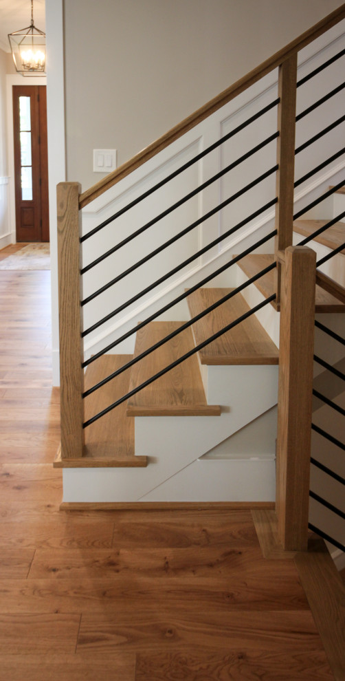 Свежая идея для дизайна: маленькая п-образная лестница в стиле ретро с деревянными ступенями, крашенными деревянными подступенками и перилами из смешанных материалов для на участке и в саду - отличное фото интерьера