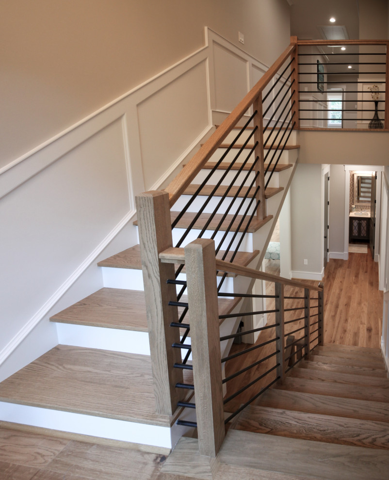 На фото: маленькая п-образная лестница в стиле ретро с деревянными ступенями, крашенными деревянными подступенками и перилами из смешанных материалов для на участке и в саду