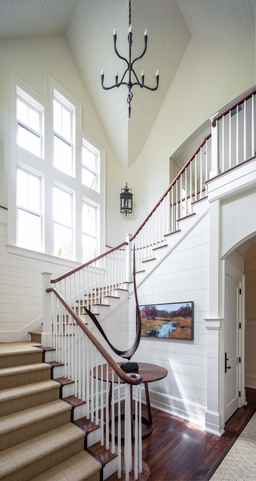 Пример оригинального дизайна: угловая лестница в морском стиле с деревянными ступенями, крашенными деревянными подступенками и деревянными перилами