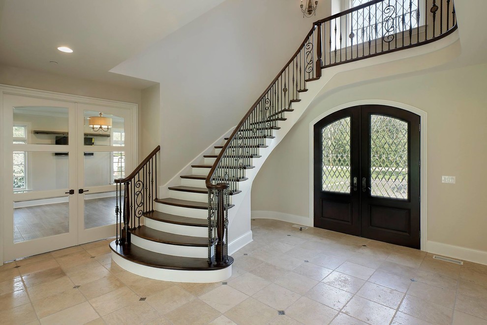 Свежая идея для дизайна: изогнутая лестница среднего размера в классическом стиле с деревянными ступенями и крашенными деревянными подступенками - отличное фото интерьера