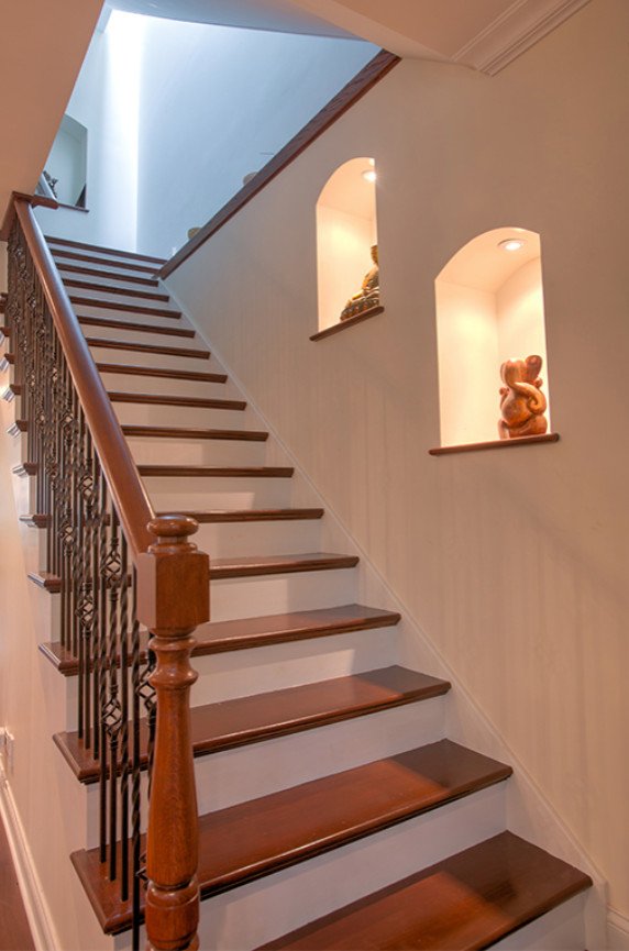 Свежая идея для дизайна: прямая лестница среднего размера в классическом стиле с деревянными ступенями, крашенными деревянными подступенками и металлическими перилами - отличное фото интерьера