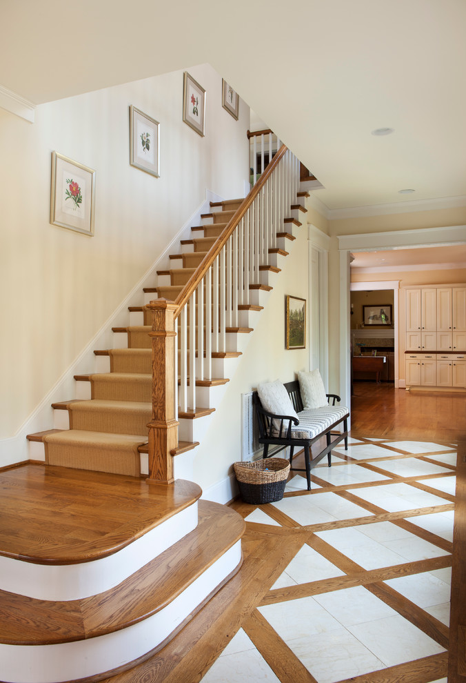 Пример оригинального дизайна: прямая лестница в классическом стиле с деревянными ступенями и крашенными деревянными подступенками