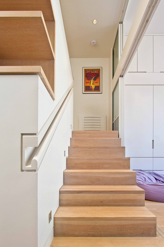 Idée de décoration pour un escalier minimaliste.