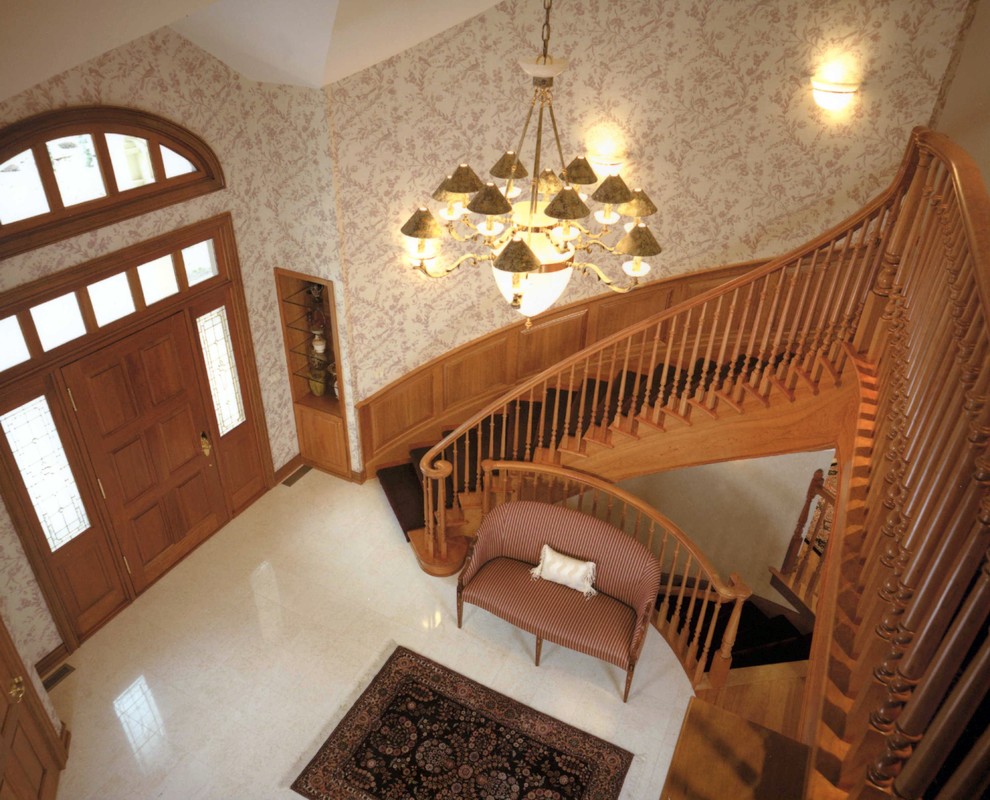 Réalisation d'un escalier courbe tradition de taille moyenne avec des marches en bois et des contremarches en bois.