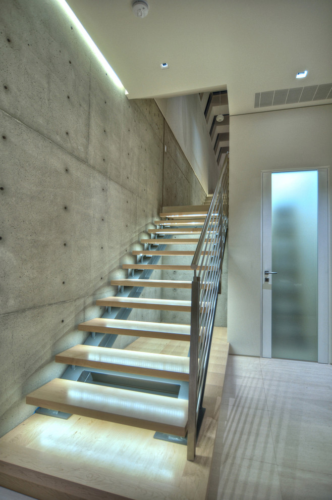 Идея дизайна: прямая лестница в современном стиле с деревянными ступенями без подступенок