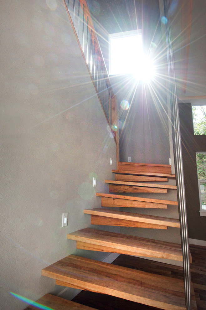Imagen de escalera suspendida actual de tamaño medio sin contrahuella con escalones de madera