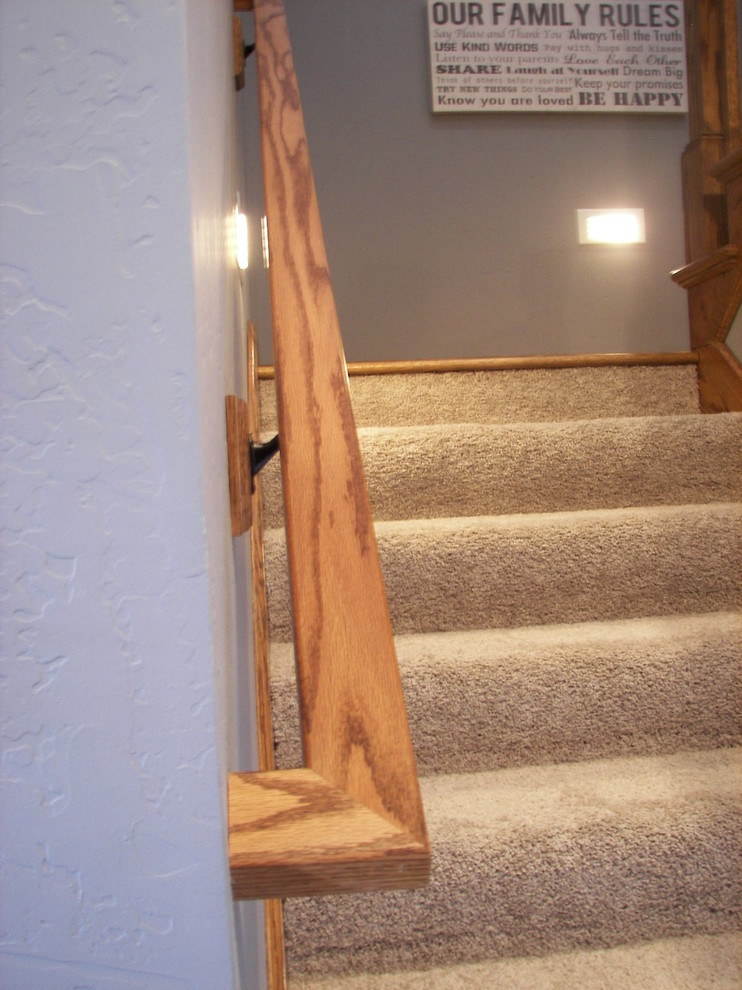 Réalisation d'un escalier craftsman avec des marches en moquette et des contremarches en moquette.